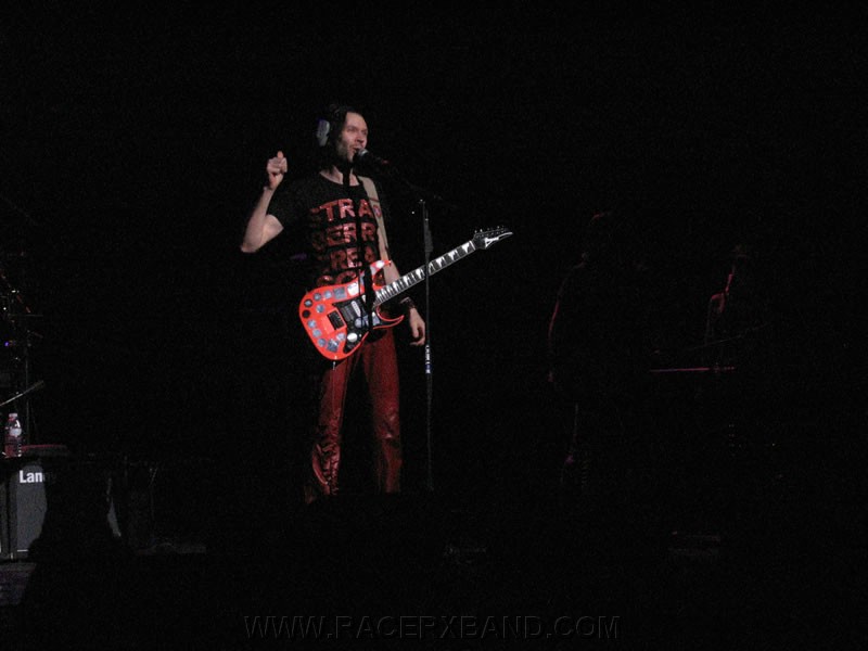 08. Paul introduces the next song..jpg