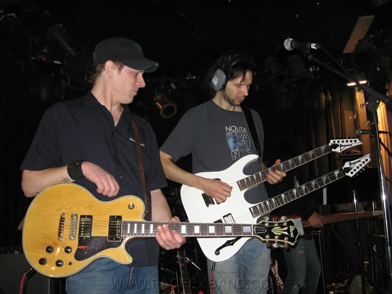 06. Bruce watches Paul during sound check..jpg
