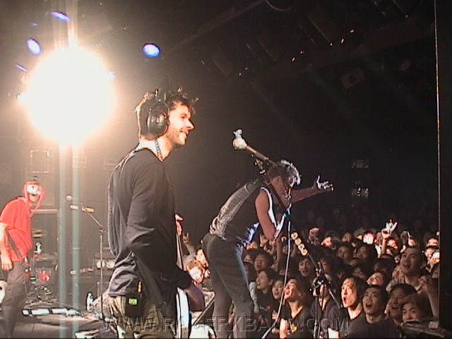 23. Jeff sings to the crowd.jpg