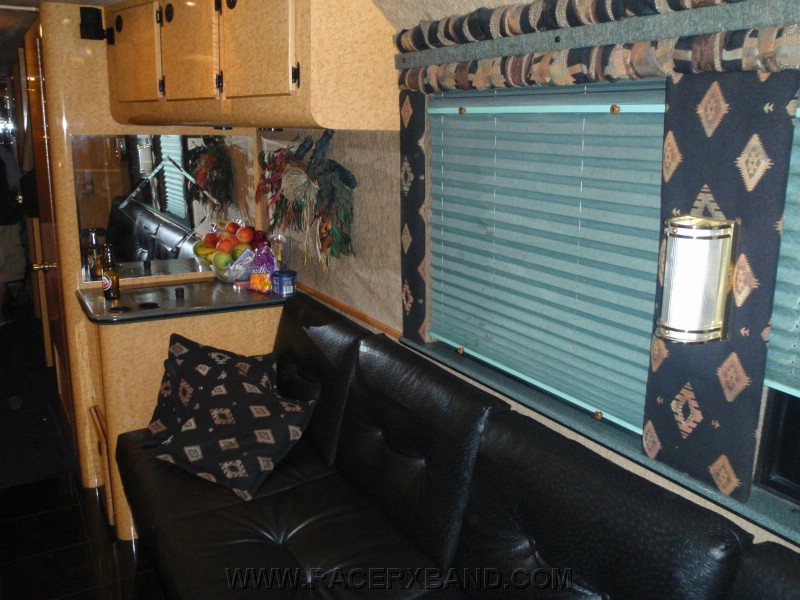 13. Dokken Bus..jpg