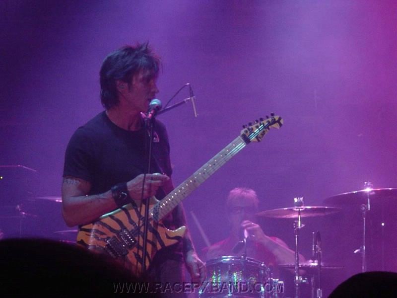 04. George chats with the crowd while Jeff hydrates..jpg