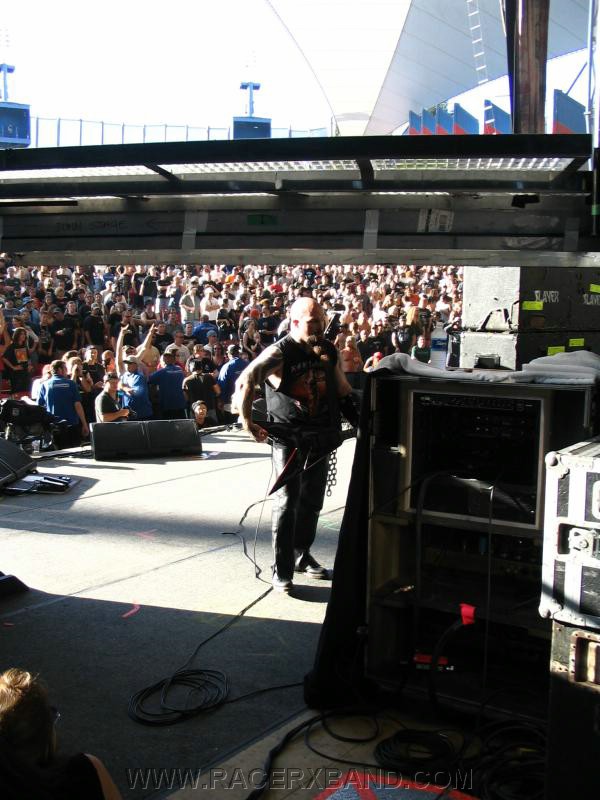 09. Kerry King comes over between songs..jpg